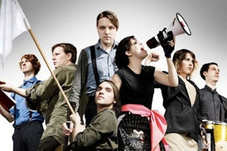 Yeni Arcade Fire Videosu Yayında: “The Suburbs”