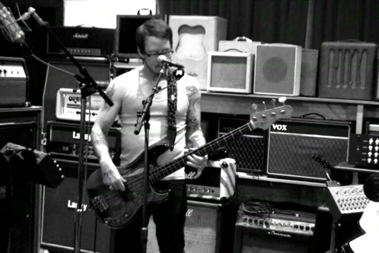 Paranoid Android’i Bir de Weezer’dan Dinleyin!