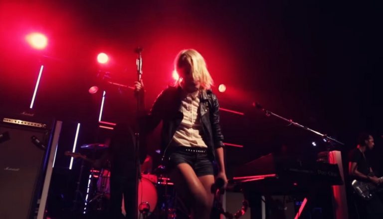 VİDEO | Metric – “Breathing Underwater”