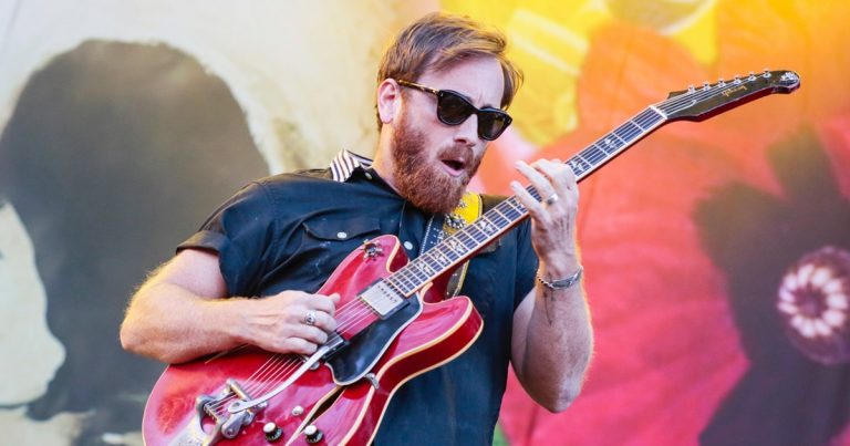 Dan Auerbach’in Mark Knopfler Soslu Yeni Şarkısı: “Shine On Me”