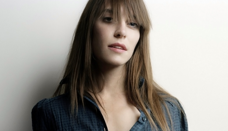 Feist’ten Broadway Müzikallerini Aratmayan Video: “Century”