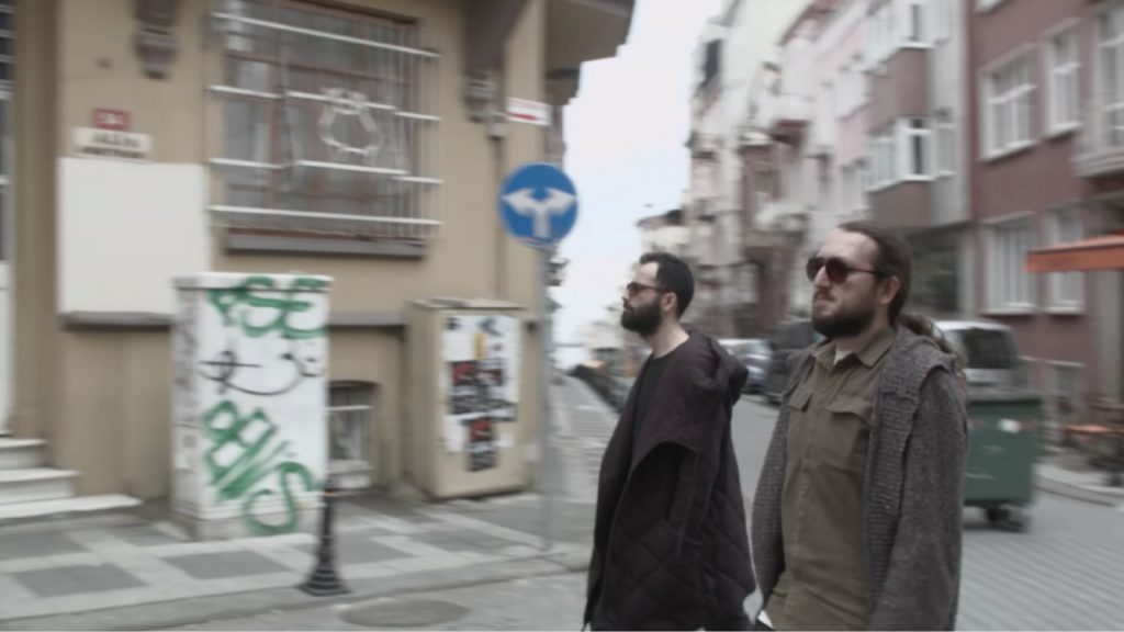 Hedonutopia’nın Yeni Klibiyle Kadıköy Sokaklarında Yürüyüşe Çıkıyoruz