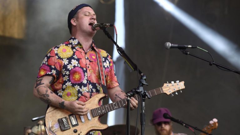 Modest Mouse Yeni Parçası “Poison the Well” ile Geri Döndü