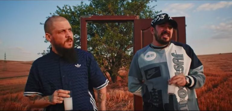 Aga B ve Kamufle Ortak Yapımı “Sırıtcaklar, Sırıt”a Yeni Video