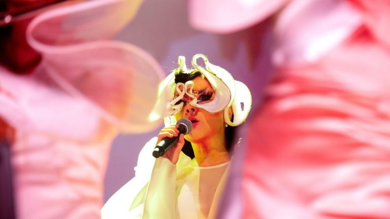 Björk’ten Yine ve Yeniden İlginç Bir Klip: “Losss“