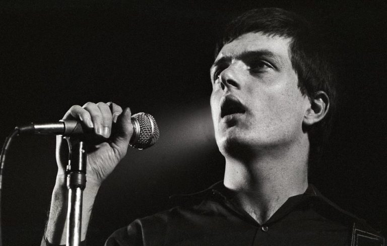 Joy Division’ın Vokalisti Ian Curtis’in Mezar Taşı İkinci Kez Çalındı!