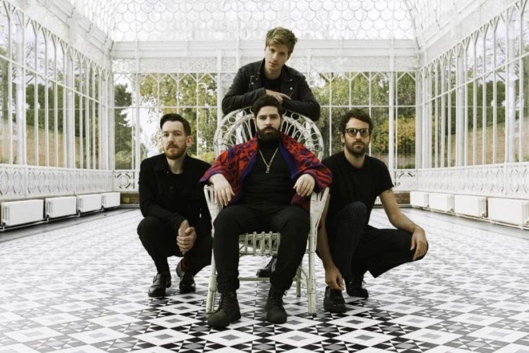 Foals Yeni Albümünün Tamamını Yayına Aldı