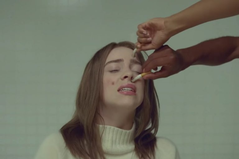 Billie Eilish Yeni Videosunda Söyledi, Yönetti, Oynadı