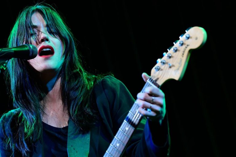 Sharon Van Etten’dan Yeni Tekli: “Staring at a Mountain”