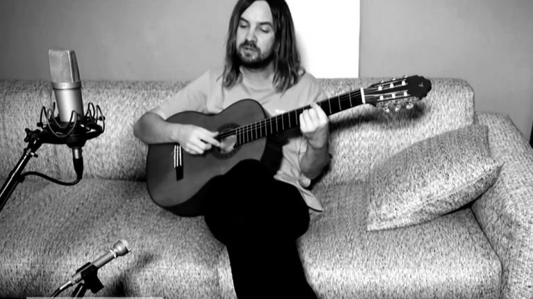 Kevin Parker’dan Yardım Konserine Özel Akustik Performans