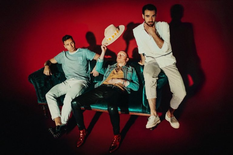 Two Door Cinema Club’dan Sürpriz EP: “Lost Songs (Found)”