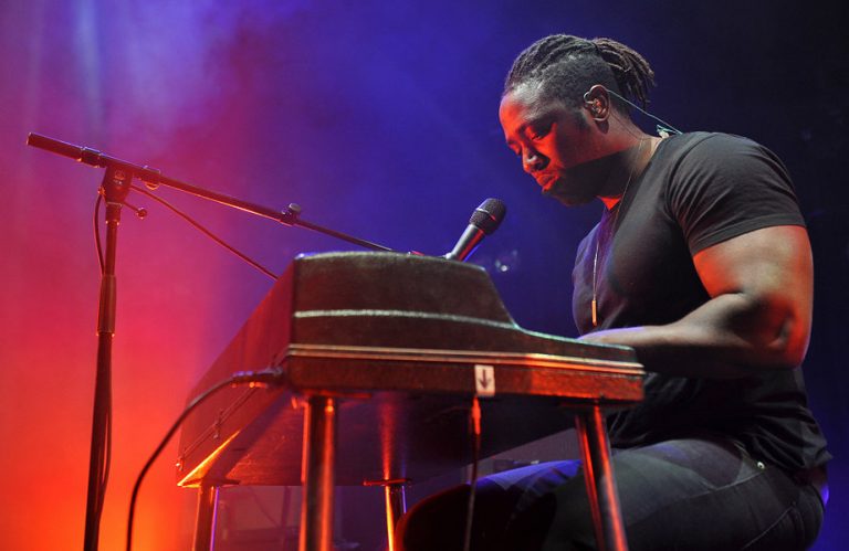 Bloc Party Solisti Kele, Solo Projesiyle Yeni Parçasını Yayınladı