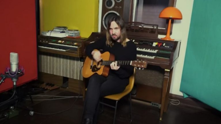 Tame Impala’dan “On Track” Parçasına Yeni Canlı Akustik Video