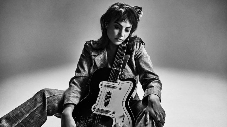 Angel Olsen’ın Yeni Albümü “Whole New Mess” Yayında