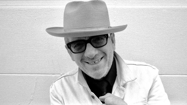 Elvis Costello Yeni Albüm Detaylarını Yeni Parçasıyla Birlikte Paylaştı