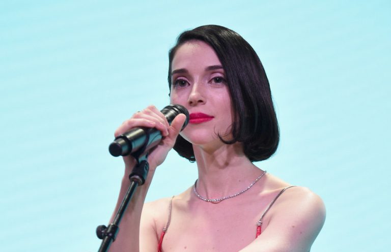 St. Vincent’tan Akustik Tool Yorumu!