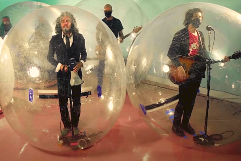 The Flaming Lips, God and the Policeman Parçası ile Baloncuklar İçinde!