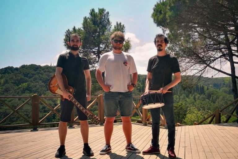 Uzun Zamandır Çalmıyoruz’dan Bir Yeni Tekli, İki Farklı Versiyon!