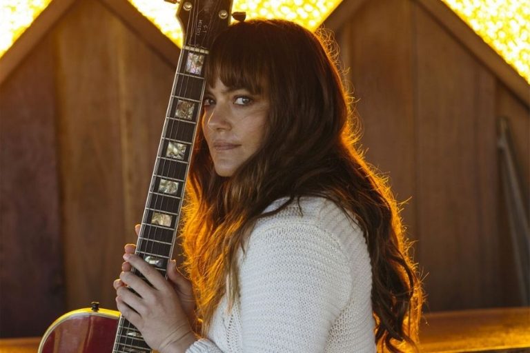 Julia Stone’un Yeni Teklisi “Dance” Klibiyle Birlikte Yayında