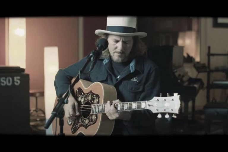 Eddie Vedder’ın İki Yeni Teklisi Yayında