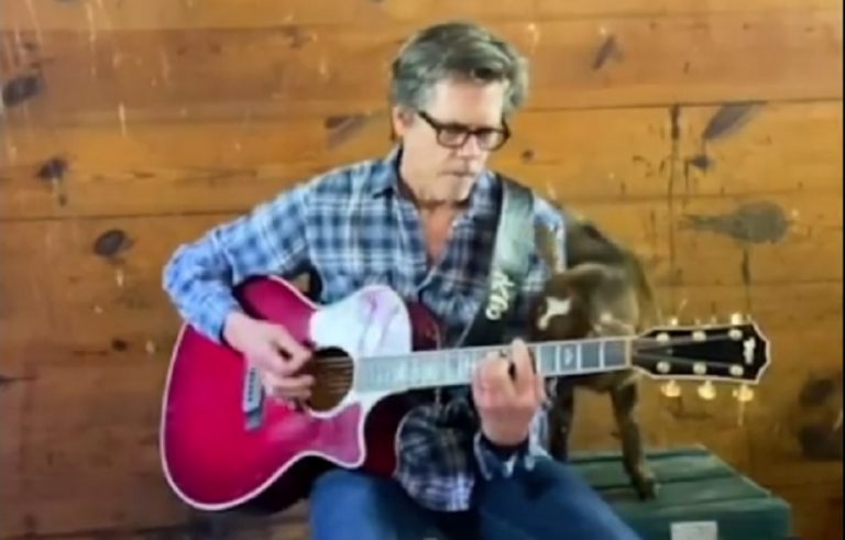 Kevin Bacon’dan Yavru Keçili, Akustik Radiohead Yorumu!