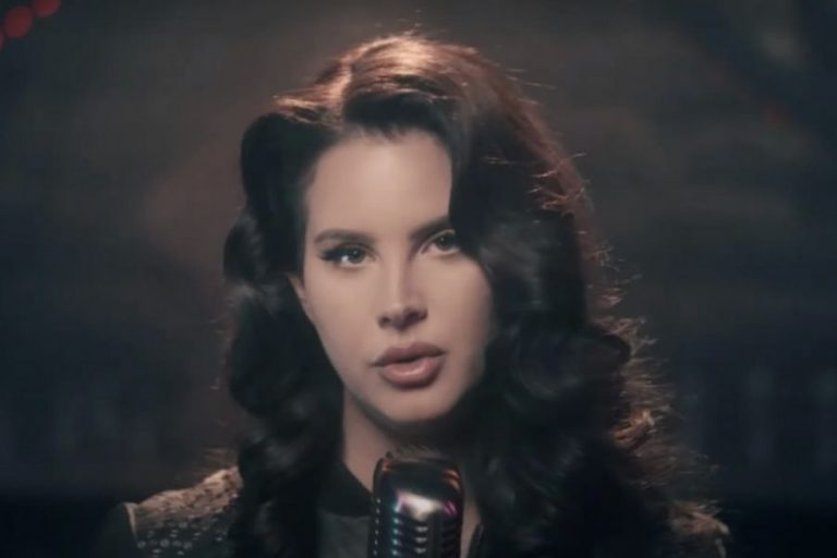 Lana Del Rey’den “Let Me Love You Like a Woman” Performansı