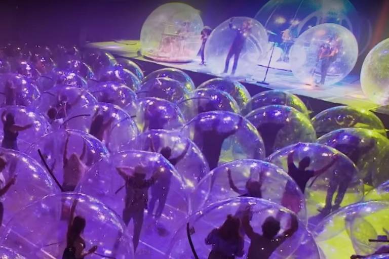 The Flaming Lips, Baloncuklar İçinde İlk Resmi Konserini Düzenledi