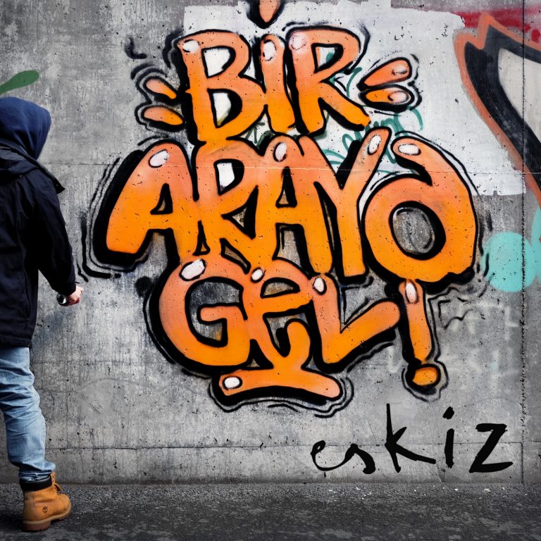 Eskiz: “Bir başına yetmez, bir araya gel”