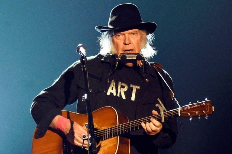 Neil Young, 80’lerde Kaydedilip Yayınlanmamış Albümlerini Paylaşmaya Devam Ediyor