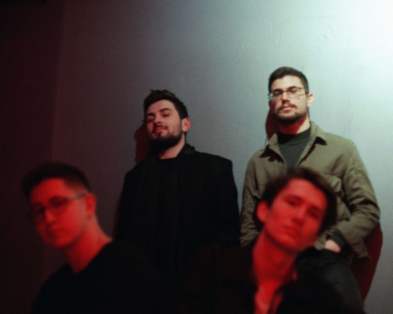 Genç Indie Rock Grubu Bir Adım Geriden ile Tanışın!