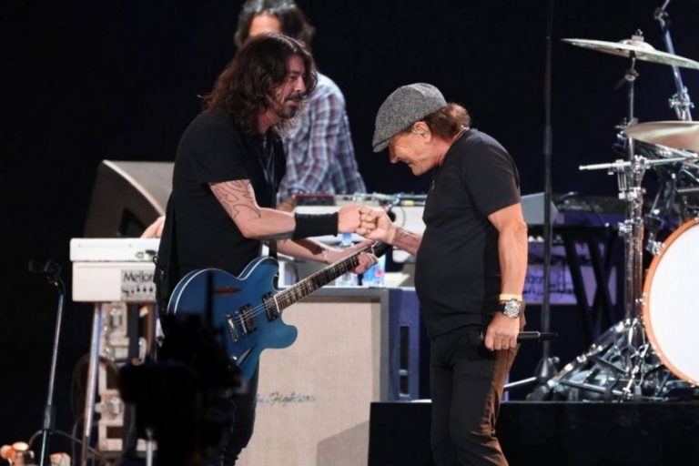 Back In Black’i Bir de Brian Johnson ve Foo Fighters’tan Dinleyin!