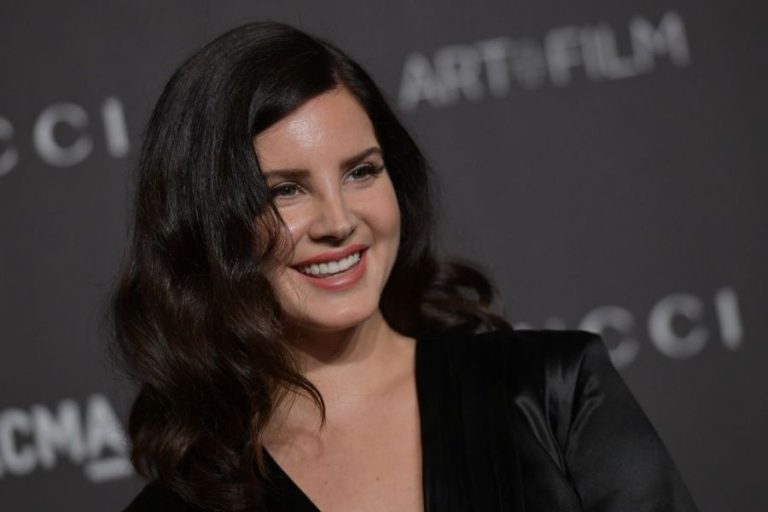 Lana Del Rey, Üç Yeni Sürpriz Tekli Yayınladı.