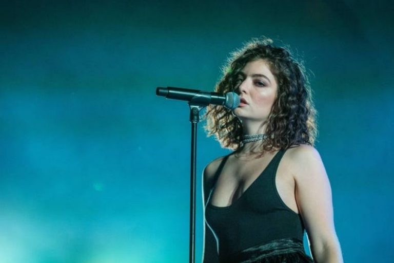 Lorde Yeni Teklisi ”Solar Power” ile Sahneye Geri Dönüyor