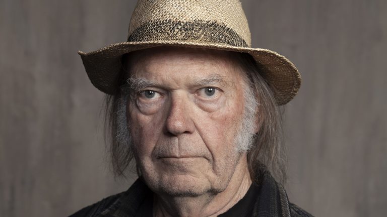 Neil Young Şarkılarını Spotify’dan Kaldırıyor mu?