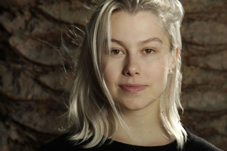 Phoebe Bridgers’tan Yeni Şarkı Alarmı: “Sidelines”