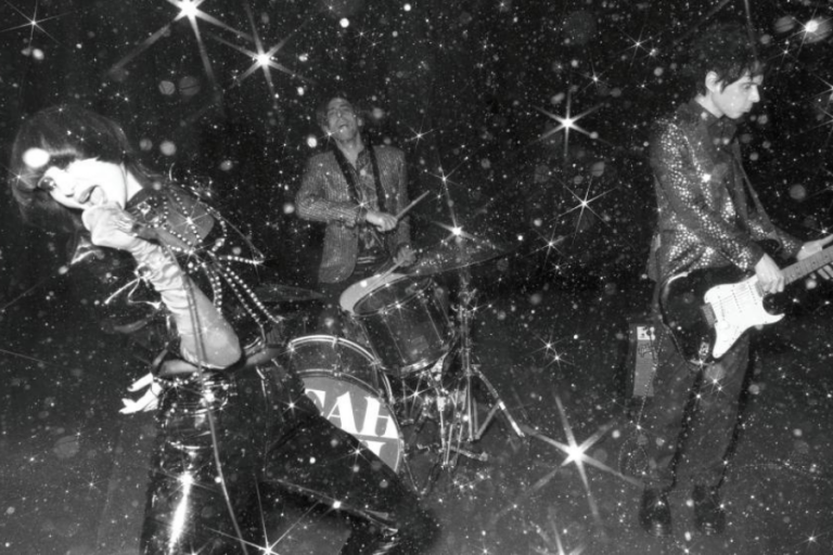 Yeah Yeah Yeahs’ten 9 Yıl Aranın Ardından Yeni Tekli: “Spitting Off the Edge of the World”