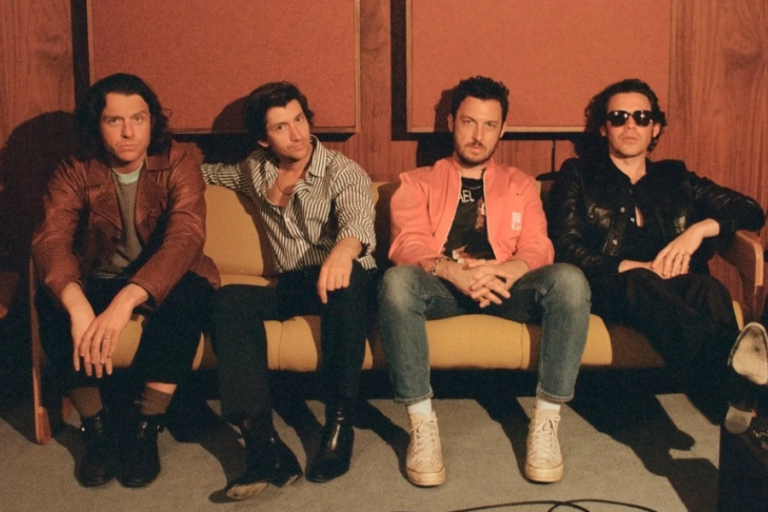 Arctic Monkeys Dört Yılın Ardından Yeni Tekliyle Geri Döndü!