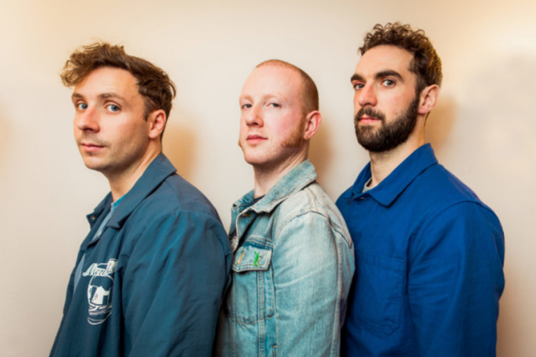 Two Door Cinema Club’tan Yeni Albüm ”Keep On Smiling”