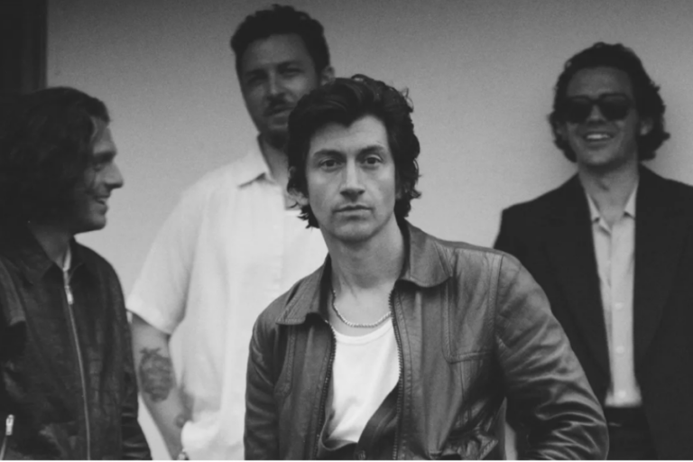 Arctic Monkeys’in Yeni Teklisi “Body Paint” Yayında!
