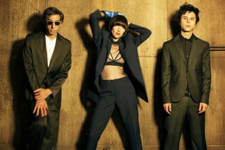 Yeah Yeah Yeahs’den Yeni Video: “Wolf”