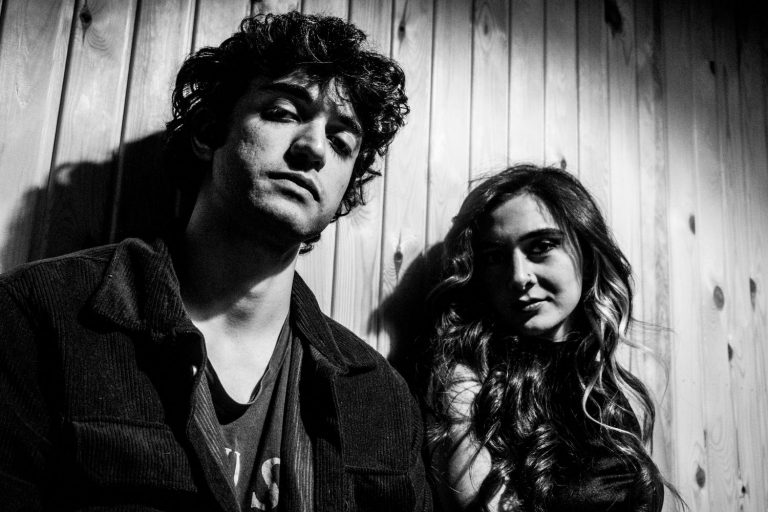 Keven ve Pelin Çelik İş Birliğindeki Yeni Tekli: ”Gözlerin Rengine Bak”