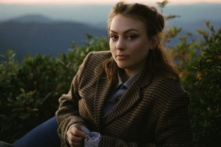 Angel Olsen’ın Yeni Kısaçalarından İlk Tekli: “Nothing’s Free”