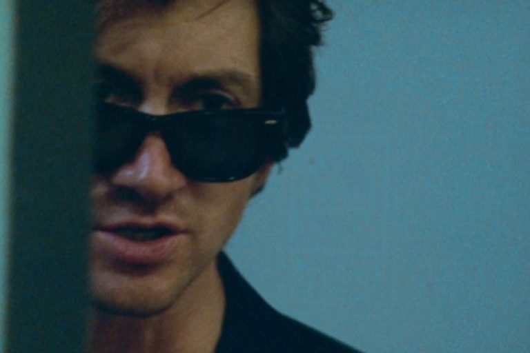 Arctic Monkeys’den Yeni Klip: “Sculptures of Anything Goes”