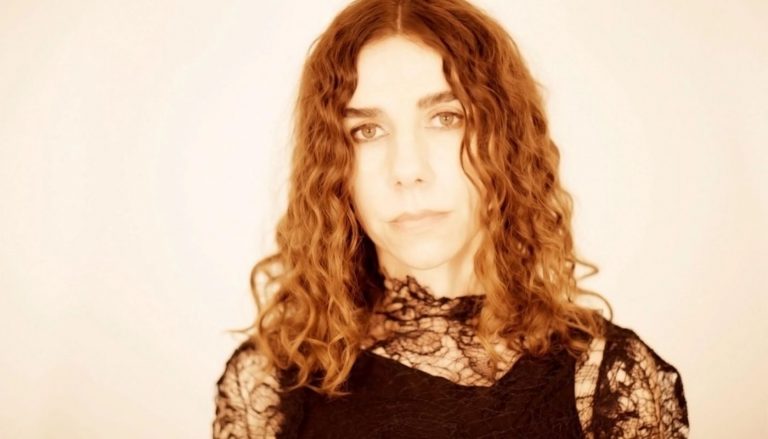 PJ Harvey ve Yeni Teklisi I Inside the Old I Dying