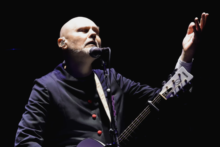 Billy Corgan, Travis Barker’ı 30 Yılın En Etkili Davulcusu Seçti